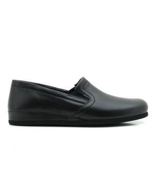 

     Artikel 6402 in kleur 90-Zwart is een prachtige zwarte pantoffel met dichte hiel, voor heren, van het merk Rohde. De zool is van rubber. De voering is textiel. De voetwijdte is G.
    <BR>Rohde is een Duits merk en is wereldwijd marktleider op het gebied van pantoffels en sandalen. Rohde, opgericht in 1862, heeft een zeer uitgebreide collectie, kwalitatief hoogwaardige, pantoffels en sandalen maar ook schoenen en laarzen. Bij de productie maakt Rohde gebruik van zachte en soepele materialen. Mede hierdoor is het draagcomfort erg hoog. Bovendien is het schoeisel van Rohde licht in gewicht wat het draagcomfort ten goede komt. De decennia lange ervaring van Rohde is terug te vinden in de pasvorm van de pantoffels, slippers, sandalen, schoenen en laarzen.
    
    
