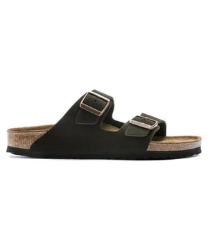 Dit artikel van Birkenstock scoor je nu in de uitverkoop op To Be Dressed in onze online Birkenstock outlet!
Smalle pasvorm, het vaak geïmiteerde, nooit gedupliceerde, categoriebepalende wonder met twee banden van Birkenstock. Een comfortlegende en een modehoofdstuk. Met verstelbare bandjes en een magisch voetbed van kurk dat zich aanpast aan de vorm van je voet, is een echt op maat gemaakte pasvorm net zo moeiteloos als het klassieke ontwerp. Suède is een splitleer met een geruwde afwerking. Het heeft een fluweelachtig oppervlak en voelt erg zacht aan. Het heeft ook een hoog vochtopnamevermogen. Het zachte voetbed heeft een geïntegreerd kussen van latexschuim. Het biedt dus vanaf de eerste dag een uitstekend comfort.