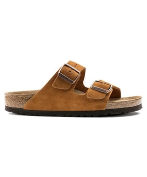 Deze topper uit de Birkenstock collectie scoor je nu in onze Birkenstock outlet met flinke korting. Op To Be Dressed is het altijd Birkenstock uitverkoop.
Smalle pasvorm, het vaak geïmiteerde, nooit gedupliceerde, categoriebepalende wonder met twee banden van Birkenstock. Een comfortlegende en een modehoofdstuk. Met verstelbare bandjes en een magisch voetbed van kurk dat zich aanpast aan de vorm van je voet, is een echt op maat gemaakte pasvorm net zo moeiteloos als het klassieke ontwerp. Suède is een splitleer met een geruwde afwerking. Het heeft een fluweelachtig oppervlak en voelt erg zacht aan. Het heeft ook een hoog vochtopnamevermogen. Het zachte voetbed heeft een geïntegreerd kussen van latexschuim. Het biedt dus vanaf de eerste dag een uitstekend comfort.