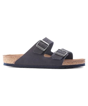 Deze topper uit de Birkenstock collectie scoor je nu in onze Birkenstock outlet met flinke korting. Op To Be Dressed is het altijd Birkenstock uitverkoop.
De BIRKENSTOCK Arizona is een echte klassieker die al tientallen jaren zowel mannen als vrouwen verrukt met zijn tijdloze design. De kleurgecoördineerde buitenzool rondt de verfijnde look van de schoen af. Dit klassieke model heeft een update gekregen in een nieuw materiaal, met nu een veganistische versie beschikbaar. Het is volledig vrij van dierlijke producten, zoals geverifieerd door onafhankelijke testlaboratoria. Het bovenwerk is gemaakt van huidvriendelijke microfiber. De sandaal heeft een uitgekiend materiaalgebruik met een matte finish die doet denken aan natuurlijk leer en toch 100% vegan is.v