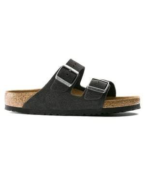 Dit artikel van Birkenstock scoor je nu in de uitverkoop op To Be Dressed in onze online Birkenstock outlet!
Het BIRKENSTOCK model Arizona is een echte klassieker, die dankzij zijn tijdloze ontwerp al decennia lang populair is onder mannen en vrouwen. De loopzool in een bijpassende kleur maakt het geraffineerde design van deze sandaal helemaal af. De gespen met hun matte textielstructuur in een bijpassende kleur zijn een echte eyecatcher. Het zachte voetbed zorgt dankzij de geïntegreerde schuimlaag voor een extra portie draagcomfort en verwent de voet – de hele dag door. Het bovenwerk bestaat uit bijzonder zacht suède dat de voet als een tweede huid omsluit.