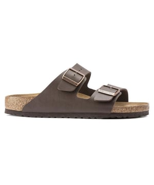 Koop dit Birkenstock artikel nu met hoge korting op To Be Dressed in de online Birkenstock outlet.
Smalle pasvorm, de BIRKENSTOCK Arizona is een echte klassieker die al tientallen jaren zowel mannen als vrouwen verrukt. Deze eenvoudige sandaal met twee banden staat voor tijdloos design en heeft dankzij zijn comfortfactor al lang een cultstatus. Het bovenwerk is gemaakt van het huidvriendelijke, slijtvaste synthetische materiaal Birko-Flor®. Birko-Flor is gemaakt van onderhoudsvriendelijk en hygiënisch PVC, dat aan de binnenkant is gevoerd met een zachte, ademende fleecelaag. Dit hoogwaardige materiaal is zeer huidvriendelijk, comfortabel en tegelijkertijd zeer duurzaam.