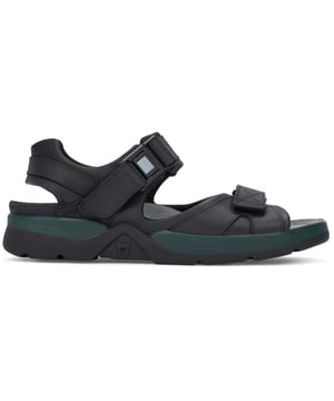 
Deze klassieker uit het MEPHISTO assortiment is sportief en extreem comfortabel: de herensandaal met twee bandjes is vanwege het buitengewone draagcomfort bijzonder populair. Klittenbandsluitingen aan de voorvoet, een drukknoopsluiting over de wreef en een bandje aan de hiel garanderen een perfecte pasvorm en houvast bij het lopen. De textiele binnenbekleding zorgt bovendien voor een uniek draaggevoel. De geïntegreerde SOFT-AIR-TECHNOLOGIE zorgt voor een vederlichte en moeiteloze tred.