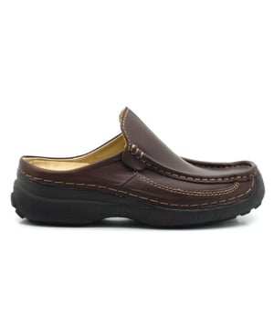 

     Artikel 09210-Roll Slide Men in kleur 50300-Bruin is een prachtige bruine slipper, voor heren, van het merk Wolky. De zool is van rubber. De voering is leer. De voetwijdte is standaard. Deze slipper is voorzien van een uitneembaar voetbed.
    <BR>Trek een paar Wolkys aan en je merkt het meteen: voeten houden van Wolky. Comfort is het uitgangspunt. Met een anatomisch gevormd voetbed en een doordacht ontwerp van leest en pasvorm, maar ook volop aandacht voor styling en kleur, een afgewogen materiaalkeuze en gedegen afwerking. Wolky gaat al meer dan dertig jaar voor kwaliteit en staat voor langdurig plezier van een modieuze schoen met een herkenbaar design en dito comfort. Wolky is een oer-Hollands familiebedrijf dat sinds 1982 een uitgebreide collectie damesschoenen heeft opgebouwd: van sandalen, schoenen en pumps tot klompjes en laarzen.
<br><br>
WIJ ZIJN WOLKY SELECT PARTNER<br>
Wolky Select Partners zijn Wolky-dealers die zich onderscheiden door een zeer uitgebreide Wolky-collectie te voeren. Daarnaast geven ze extra service en worden er speciale Wolky-presentaties of -dagen georganiseerd. Tevens presenteren zij in hun winkel elk seizoen een Select-item: een model dat alleen bij deze dealers verkrijgbaar is.
    
    