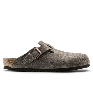Deze versie van de Boston-klomp, een klassiek BIRKENSTOCK-model, wordt geleverd met een schacht van zacht, hoogwaardig vilt. De klomp kan aan alle voeten worden aangepast dankzij een riempje aan de bovenrand van de schacht en een stevige metalen gesp. Anatomisch gevormd kurk-latex voetbed. Voering: suède.