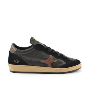 
De 3006 Sun 0 van Ama is een echte blikvanger. De 3006 Sun 0 is uitgevoerd in de kleur zwart combi [black+brown]. Bekijk ook onze overige collectie van Ama op onze webshop!