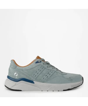 
Casual en sportieve sneaker.  
 * Luxe sneaker gemaakt van suède met leren voering  
 * Dubbele blokstreep met kartelrand en Q-logo  
 * Sportieve lichtgrijze zool  
 * Hollands design  
 * Uitneembare binnenzool    

 Kampen

 De Kampen sneaker is een casual en ook sportieve schoen gemaakt van suède met lichte profielzool. De combinatie van deze lichtgrijze zool met de suede uppers zorgen ervoor dat je deze sneakers zowel sportief als casual kan dragen. Deze sneaker is fraai afgewerkt met aan de zijkant de kenmerkende dubbele blokstrepen en Q-logo op de hiel. Combineer deze trendy gekleurde sneaker met een van onze matching items en creëer jouw perfecte look.