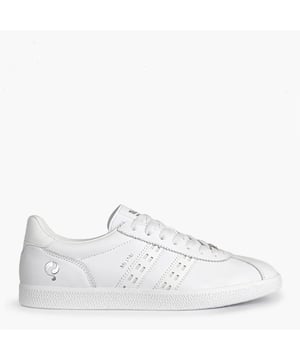 
* Q-Legends * Hollands design * Authentieke, tijdloze sneaker met een rijke historie * Dubbele blokstreep met kartelrand en iconische Q-logo * Gemaakt van leer * Kwalitatieve slijtvaste buitenzool * Uitneembare luxe binnenzool voor een comfortabele pasvorm * Extra binnenzool voor eventuele halve maat correctie   Onze Legends De Q-Legends zijn prachtige oer-Hollandse, authentieke producten met elk hun eigen succesverhaal. Met internationale ambitie weggelopen uit onze rijke sporthistorie. Puur, origineel met een vleugje winnaarsmentaliteit.   Medal De Medal is een échte Legend en dat voel je. Om jou dat echte legendarische gevoel te laten ervaren, is de Medal ontworpen om jou het ideale loopcomfort te bieden. Naast het draagcomfort brengt het visuele karakter, een waardige ode aan onze rijke historie. Deze schoen is geïnspireerd op een populair design van vroeger. De originele details maken het plaatje compleet. Door de verfijnde materialen en het subtiele retro kleurenpallet