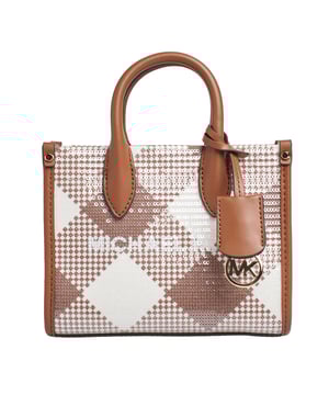 Diese Mirella Extra Small Umhängetasche ist kompakt und elegant. Sie ist aus braun-weißem Rindsleder mit Karomuster gefertigt. Sie ist mit einem MICHAEL KORS Monogramm verziert und mit einem einfarbigen Anhänger versehen, der ihr einen Hauch von Designer-Stil verleiht. Sie verfügt über einen Tragegriff und einen langen, verstellbaren Schultergurt für vielseitiges Tragen. Im geräumigen Innenraum finden wichtige Dinge wie Make-up, Schlüssel, Handy und Geldbörse bequem Platz. Kombinieren Sie sie mit den neuen Kleidern und Handtaschen dieser Saison für einen entspannten Kurzurlaub.\n\n Details:\n - Zubehörtyp: Umhängetasche.\n - Material: Rindsleder.\n - Hardware: Goldton.\n - Futter: Polyester.\n - Innenausstattung: Offene Tasche und verstellbarer Riemen.\n - Verschluss: Reißverschluss.\n\n Jede Accessoire-Kollektion von Michael Kors zeichnet sich durch eine starke Identität aus und bietet einen frischen Mix aus Trends, Farben und zeitlosen Silhouetten mit urbanem Stil und Stil. Jede von Michael Kors entworfene Damen-Umhängetasche ist ein erschwinglicher Luxus mit einem Hauch von modernem, unerwartetem und bequemem Glamour und bietet ein passendes Modell für jeden Anlass.\n Maßnahmen: 19 cm (Breite) x 15 cm (Höhe) x 6,5 cm (Tiefe).\n Komposition: 100% Leder\n Pflege:\nMit einem feuchten Tuch reinigen.