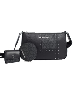 Mit unserer Jet Set Umhängetasche haben Sie Ihre kabellosen Ohrhörer immer griffbereit. Diese mit Nieten besetzte Tasche aus einem markanten Mix aus glattem, genarbtem und gebrandetem Canvas ist mit praktischen Halterungen für kabellose und kabelgebundene Ohrhörer sowie Münzen ausgestattet. Der reiseinspirierte Riemen lässt sich je nach Bedarf über der Schulter oder quer über dem Körper tragen.\n\n Details:\n - Zubehörtyp: Umhängetasche.\n - Material: Polyurethan/Canvas-Mischung mit aufgedrucktem Logo.\n - Äußere Details: Geldbörse und Kopfhörerhülle.\n - Innenausstattung: Offene Gesäßtasche.\n - Verstellbarer Riemen:\n - Verschluss: Reißverschluss.\n\n Jede Accessoire-Kollektion von Michael Kors besticht durch eine starke Identität und bietet einen frischen Mix aus Trends, Farben und zeitlosen Silhouetten mit urbanem Stil und Stil. Jede von Michael Kors entworfene Damen-Umhängetasche ist ein erschwinglicher Luxus mit einem Hauch von modernem, unerwartetem und bequemem Glamour und bietet ein passendes Modell für jeden Anlass.\n Maßnahmen: 24 cm (Breite) x 14 cm (Höhe) x 56 cm (Tiefe)\n Komposition: 60 % Polyurethan, 20 % Baumwolle, 20 % Polyester\n Pflege:\nMit einem feuchten Tuch reinigen.