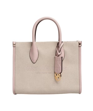 Ob Sie zu einer Tagesveranstaltung gehen oder einfach nur Besorgungen erledigen, die Mirella Tasche ist für jeden Anlass geeignet. Verstauen Sie alle wichtigen Dinge in dieser charmanten Mini-Tasche, die Sie dank des gewebten Riemens an den oberen Griffen oder quer über den Körper tragen können. Aus Canvas gefertigt, mit dem Signature-Logo, unserem ikonischen Schriftzug und unserem charakteristischen Anhänger, peppt sie jeden Look auf.\n\n Details:\n - Zubehörtyp: Umhängetasche.\n - Material: Canvas mit Logo-Aufdruck.\n - Hardware: Goldton.\n - Futter: Polyester.\n - Innenausstattung: Tasche mit Reißverschluss und verstellbarem Riemen.\n - Verschluss: Reißverschluss.\n\n Jede Accessoire-Kollektion von Michael Kors zeichnet sich durch eine starke Identität aus und bietet einen frischen Mix aus Trends, Farben und zeitlosen Silhouetten mit urbanem Stil und Stil. Jede von Michael Kors entworfene Damen-Umhängetasche ist ein erschwinglicher Luxus mit einem Hauch von modernem, unerwartetem und bequemem Glamour und bietet ein passendes Modell für jeden Anlass.\n Maßnahmen: 24 cm (Breite) x 19 cm (Höhe) x 9,5 cm (Tiefe). Griffabfall: 8,3 cm\n Komposition: 89,4 % beschichtetes Canvas, 9,6 % Polyester, 1 % Polyurethan\n Pflege:\nMit einem feuchten Tuch reinigen.