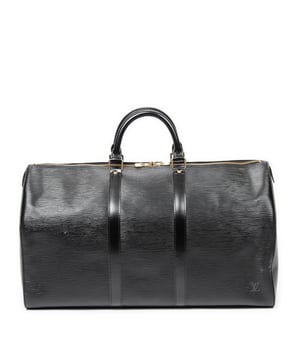 Louis Vuitton Bolsos Keepall 50 Bolsa de viaje en Negro Piel de becerro y Latón dorado hardware. El producto esta en Muy Buenas Condiciones (AB).
  Dimensiones: 52x29x22 cm 
  Accesorios incluidos: Luggage Tag; Cadenas; Key(s); Handle Strap
  Notas de Exterior: Cuero arrugado, Ligeras marcas de suciedad
  BrandCo Paris encuentra artículos raros y en las mejores condiciones a precios increíbles. ¡Vale la pena tener paciencia! Compra con confianza: todos los artículos de BrandCo Paris son seleccionados y autenticados cuidadosamente por nuestro equipo de expertos.
  Todos los artículos vienen con un certificado de autenticidad y un embalaje entregado por BrandCo Paris.
  Tabla de clasificación de la condición del artículo
  N (como nuevo)
  AA (perfecto estado)
  A (excelente estado)
  AB (muy buen estado)
  B (bueno/regular)