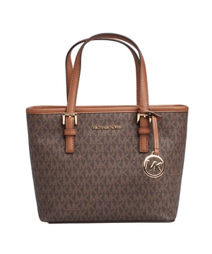Handtasche von Michael Kors. Mit unserem charakteristischen Logo-Aufdruck und goldfarbenen Applikationen.\n Kompakt und doch praktisch, ideal für den täglichen Gebrauch mit einem eleganten Charme, der ein luxuriöses Statement abgibt.\n Reißverschluss oben.\n Applikation des Markennamens in Metall auf der Vorderseite.\n Innenfutter mit fortlaufendem Aufdruck des Firmennamens.\n Fächer und Taschen innen.\n Sichtbare Nähte im gleichen Ton.\n Diese mit Sorgfalt und Liebe zum Detail gefertigte Tasche ist das perfekte Accessoire für jede Frau.\n\n Jede Accessoire-Kollektion von Michael Kors besticht durch ihre starke Identität und bietet einen frischen Mix aus Trends, Farben und zeitlosen Silhouetten mit urbanem Stil und Stilbewusstsein. Jeder Damenrucksack von Michael Kors ist ein erschwinglicher Luxus mit einem Hauch von modernem, unerwartetem und komfortablem Glamour und bietet für jeden Anlass das passende Modell.\n Maßnahmen: 27 cm (Breite) x 19 cm (Höhe) x 10 cm (Tiefe)\n Komposition: 89,4 % beschichtetes Canvas, 9,6 % Polyester, 1 % Polyurethan.\n Pflege:\nMit einem feuchten Tuch reinigen.