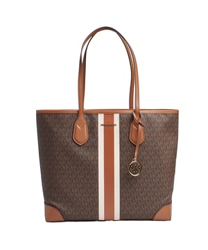 El bolso tote Eva es un portatodo versátil y atemporal que te permite lucir un estilo lujoso sencillo. Este modelo de sarga con nuestro estampado de logotipos se ha diseñado con un ribete de piel, franjas centrales en contraste y un espacioso interior para llevar todo lo necesario durante un largo vuelo o un día ajetreado.\n\nDetalles:\n- Tipo de accesorio: Bolso pequeño extraíble.\n- Material: Lona revestida estampada con el logo.\n- Herraje: En tono dorado.\n- Compartimientos: Sin compartimentos internos.\n- Forro: 100% Algodón.\n- Correas fijas 29 cm.\n- Cierre: Sin cierre.\n\nMichael Kors cuenta en cada uno de sus accesorios con una colección de fuerte identidad, ofrece una mezcla fresca de tendencias, colores y siluetas que nunca pasan de moda, con estilo y actitud urbana. Cada mochila mujer diseñada por Michael Kors, es un lujo accesible con un toque de glamour moderno, inesperado y cómodo que ofrece una pieza para cada ocasión.\n Medidas: 42 cm (ancho) x 32 cm (alto) x 15 cm (profundidad)\n Composición: 62% Lona revestida, 21% Poliéster, 16% Algodón, 1% Poliuretano\n Cuidados:\nLimpiar con un paño húmedo.