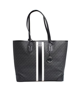 El bolso tote Eva es un portatodo versátil y atemporal que te permite lucir un estilo lujoso sencillo. Este modelo de sarga con nuestro estampado de logotipos se ha diseñado con un ribete de piel, franjas centrales en contraste y un espacioso interior para llevar todo lo necesario durante un largo vuelo o un día ajetreado.\n\nDetalles:\n- Tipo de accesorio: Bolso pequeño extraíble.\n- Material: Lona revestida estampada con el logo.\n- Herraje: En tono plateado.\n- Compartimientos: Sin compartimentos internos.\n- Forro: 100% Algodón.\n- Correas fijas 29 cm.\n- Cierre: Sin cierre.\n\nMichael Kors cuenta en cada uno de sus accesorios con una colección de fuerte identidad, ofrece una mezcla fresca de tendencias, colores y siluetas que nunca pasan de moda, con estilo y actitud urbana. Cada mochila mujer diseñada por Michael Kors, es un lujo accesible con un toque de glamour moderno, inesperado y cómodo que ofrece una pieza para cada ocasión.\n Medidas: 42 cm (ancho) x 32 cm (alto) x 15 cm (profundidad)\n Composición: 62% Lona revestida, 21% Poliéster, 16% Algodón, 1% Poliuretano\n Cuidados:\nLimpiar con un paño húmedo.