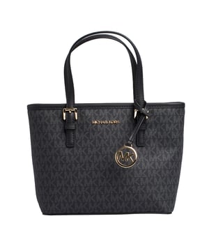Bolso de mano Michael Kors. Se ha diseñado con nuestro exclusivo estampado de logotipos y apliques en tono dorado.\nCompacto pero práctico, ideal para el día a día con un dije pulido que hace una declaración de lujo.\nCierre con cremallera en la parte superior.\nAplicación del nombre de la marca en metálico, en el frontal.\nForro interior con estampado del nombre de la firma consecutivamente.\nCompartimentos y bolsillos en el interior.\nCosturas vistas a tono.\nFabricado con cuidado y detalle, este bolso es el accesorio perfecto para cualquier mujer.\n\nMichael Kors cuenta en cada uno de sus accesorios con una colección de fuerte identidad, ofrece una mezcla fresca de tendencias, colores y siluetas que nunca pasan de moda, con estilo y actitud urbana. Cada mochila mujer diseñada por Michael Kors, es un lujo accesible con un toque de glamour moderno, inesperado y cómodo que ofrece una pieza para cada ocasión.\n Medidas: 27 cm (ancho) x 19 cm (alto) x 10 cm (profundidad)\n Composición: 89,4 % Lona revestida, 9,6 % Poliéster, 1 % Poliuretano.\n Cuidados:\nLimpiar con un paño húmedo.
