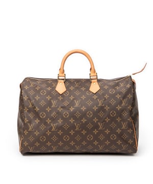 Louis Vuitton Bolsos Speedy 40 Bolso en Marrón Lona recubierta y Latón dorado hardware. El producto esta en Excelentes Condiciones (A).
  Dimensiones: 40x24x19 cm 
  Accesorios incluidos: None
  Notas de Interior: Marcas de tinta en el interior
Notas de la correa/asa: Ligeras marcas de agua
  BrandCo Paris encuentra artículos raros y en las mejores condiciones a precios increíbles. ¡Vale la pena tener paciencia! Compra con confianza: todos los artículos de BrandCo Paris son seleccionados y autenticados cuidadosamente por nuestro equipo de expertos.
  Todos los artículos vienen con un certificado de autenticidad y un embalaje entregado por BrandCo Paris.
  Tabla de clasificación de la condición del artículo
  N (como nuevo)
  AA (perfecto estado)
  A (excelente estado)
  AB (muy buen estado)
  B (bueno/regular)
