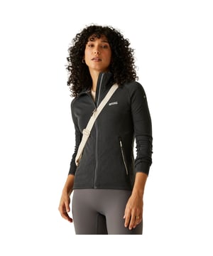 100% Polyester. Gewebe: Plüsch, Stretch. Futterstoff: Frottee. Design: Logo, Unifarben. GSM (Gramm pro Quadratmeter): 214. Langärmlig. Stehkragen. Bündchen: Mit Stretch. Unterarmzwickel, Uneingeschränkte Bewegung. Passform: Anliegende Passform. Taschenart: Zwei Seitentaschen, Reißverschluss. Durchgehender Reißverschluss. Nachhaltigkeit: Aus recyceltem Material, REACH. 34 DE: 81,28 cm. 36 DE: 86,36 cm. 38 DE: 90,17 cm. 40 DE: 96,52 cm. 46 DE: 114,3 cm. 44 DE: 109 cm. 42 DE: 102 cm.