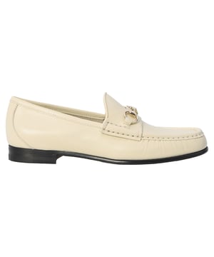 Zusammensetzung: 100% Leder  

Innen: 100% Leder  
Decksohle: 100% Leder  
Sohle: 100% Leder  
Runde Zehenform  
Slip-On-Design  
Goldfarbene Pferdebit-Beschläge  
Hergestellt in Italien  
Geschlecht: DAMEN  
Produktcode: 817690AADT3_9540  
Code: SHO GU 2 LF SS25 13816  
Maße: Riemenlänge: 0 mm Henkelhöhe: 0 mm  