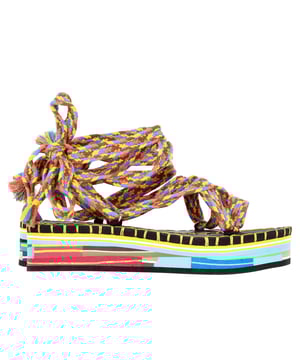 Empfohlener Verkaufspreis
Die Chloé Lou Sandalen zum Schnüren aus mehrfarbiger Baumwolle sind ein lebendiger und umweltbewusster Sommerschuh, der in Zusammenarbeit mit Ocean Sole entstanden ist. Die mehrfarbigen recycelten Schnürsenkel und die raffinierten Quasten am Knöchel verleihen diesen Sandalen eine verspielte Ästhetik. Die helle Plateausohle aus mehreren Schichten recycelter Flip-Flops setzt nicht nur ein modisches Statement, sondern fördert auch Nachhaltigkeit und Meeresschutz. Unterstützen Sie Umweltinitiativen mit diesem Statement-Piece, das Stil, Kreativität und Engagement für eine sauberere Welt vereint.

Mit Box, Staubbeutel

Zustand: Ausgezeichnet
Gebrauchsspuren: Inklusive Box. Keine sichtbaren Gebrauchsspuren. Keine Flecken an der Innensohle. Aus dem Geschäft. Keine Gebrauchsspuren.
Verpackung: Box, Staubbeutel
Farbe: Mehrfarbiger Druck
Material: Synthetik
Größe: EU 39
Maße: Innensohlenlänge: 260
Artikelnummer: TONPUGBSH371829W