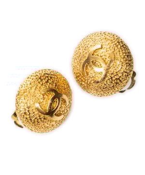 Chanel Kostuum sieraden Small CC Round Grained Clip On Earrings  Oorbellen in de Goud Roestvrij staal zonder nikkel in de Verguld  hardware. Het product is in In Uitstekende Staat (A).
  Afmetingen: 2 cm 
  Inclusief accessoires: None
  
  BrandCo Paris vindt zeldzame artikelen in de beste staat voor ongelooflijke prijzen. Het is de moeite waard om geduldig te zijn! Koop met vertrouwen: alle artikelen van BrandCo Paris worden zorgvuldig geselecteerd en geverifieerd door ons team van experts.

  Alle artikelen worden geleverd met een certificaat van echtheid en verpakt door BrandCo Paris.

  Classificatietabel voor de conditie van het artikel:

  N (als nieuw)
  AA (perfecte staat)
  A (uitstekende staat)
  AB (zeer goede staat)
  B (goede/redelijke staat)