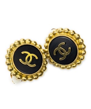 Chanel Kostuum sieraden CC Round Enamel Clip On Earrings  Oorbellen in de Goud/Zwart Roestvrij staal zonder nikkel in de Verguld  hardware. Het product is in In Uitstekende Staat (A).
  Afmetingen: 2.5 cm 
  Inclusief accessoires: None
  Opmerkingen over de hardware: Enigszins aangetast
  BrandCo Paris vindt zeldzame artikelen in de beste staat voor ongelooflijke prijzen. Het is de moeite waard om geduldig te zijn! Koop met vertrouwen: alle artikelen van BrandCo Paris worden zorgvuldig geselecteerd en geverifieerd door ons team van experts.

  Alle artikelen worden geleverd met een certificaat van echtheid en verpakt door BrandCo Paris.

  Classificatietabel voor de conditie van het artikel:

  N (als nieuw)
  AA (perfecte staat)
  A (uitstekende staat)
  AB (zeer goede staat)
  B (goede/redelijke staat)