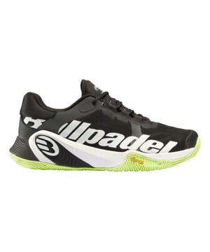 
Bullpadel Vertex Vibram 24V Padelschoen Zwart

 Ontdek de favoriete schoen van onze topspelers Martín Di Nenno, Juan Tello en Fede Chingotto - de ultieme keuze voor serieuze padelspelers die streven naar topprestaties op de baan. Deze schoen is ontworpen met een hybride zool die verbeterde slijtage en demping biedt, zelfs bij intensief gebruik, waardoor je vol vertrouwen kunt bewegen en spelen op elk oppervlak. Wat deze schoen echt opvallend maakt, is de naadloze rubberen neus die niet alleen de duurzaamheid verhoogt, maar ook beschermt tegen stoten en schuren tijdens snelle bewegingen op de baan. Het stijve hielstuk biedt extra stabiliteit en ondersteuning, waardoor je moeiteloos van richting kunt veranderen zonder concessies te doen aan controle. En laten we het comfort niet vergeten - de gewatteerde hiel van lycra zorgt voor extra demping en een perfecte pasvorm rondom de hiel, waardoor je voeten fris en comfortabel blijven, zelfs tijdens lange rally's