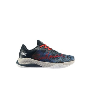 
Bullpadel Ionic 24V Heren Padelschoenen

 Ontworpen voor ultieme prestaties op het padelveld, presenteren we met trots de Bullpadel Ionic 24V Heren Padelschoenen. Deze schoenen combineren geavanceerde technologieën met stijlvol design om ervoor te zorgen dat je altijd een stap voor blijft tijdens je wedstrijden of trainingssessies. Het bovenwerk van de schoen is vervaardigd van hoogwaardige materialen die zorgen voor duurzaamheid en ademend vermogen. Dit zorgt voor een comfortabele pasvorm, zelfs tijdens intense rally's. De strategisch geplaatste perforaties zorgen voor een optimale ventilatie, waardoor je voeten koel en droog blijven, zelfs tijdens lange speelsessies. De tussenzool van de Bullpadel Ionic 24V is voorzien van de exclusieve EVA-technologie, die zorgt voor uitstekende demping en schokabsorptie. Dit vermindert vermoeidheid en voorkomt blessures, waardoor je langer op topniveau kunt spelen. De buitenzool is speciaal ontworpen voor padel, met