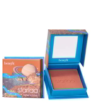 Verleihen Sie Ihrem Make-up mit dem Benefit WANDERful World Starlaa Rosy Bronze Blush einen neuen Glanz. Dieses seidig weiche, gut verblendbare Rouge verleiht Ihren Wangen einen strahlenden, glitzernden Glow, der an die Dämmerung erinnert. Seine ultra-feine, schwerelose Formel gleitet sanft auf und sorgt für einen atemberaubenden Airbrush-Effekt mit einem romantischen Satin-Finish. Schweißfest, feuchtigkeitsbeständig und wischfest, wurde dieses Rouge für den ganztägigen Gebrauch entwickelt. Angereichert mit Süßwasserperlen und synthetischem Saphir reflektiert es das Licht wunderschön und hinterlässt einen erfrischenden, tropischen Duft. Ideal für alle Hauttypen, einfach den Pinsel schwenken und auftragen für einen makellosen Look.