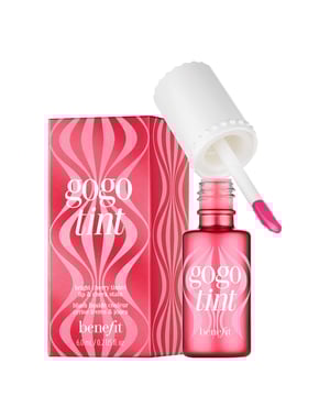 Heben Sie Ihre Schönheitsroutine mit dem Benefit Gogo Tint hervor, einem lebhaften kirschroten Lippen- und Wangenfarben. Diese innovative Formel verfügt über einen praktischen Applikator mit Schwammspitze für eine mühelose Anwendung und bringt einen saftigen Farbtupfer auf Ihre Lippen sowie einen atemberaubenden Schimmer auf Ihre Wangen. Erleben Sie langanhaltende Haltbarkeit ohne Nachbesserungen, da dieser wischfeste und nicht austrocknende Farbton Sie den ganzen Tag frisch aussehen lässt. Für die besten Ergebnisse tragen Sie mehrere Schichten für Intensität auf Ihren Lippen auf und blenden Sie ihn auf Ihren Wangen. Perfekt für jeden Anlass, ist dieser Farbton ein unverzichtbares Must-Have für Frauen, die stilvoll in Schwung kommen wollen!