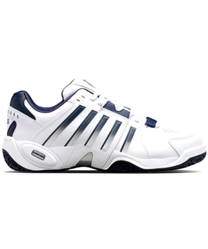 Deze topper uit de K-Swiss collectie scoor je nu in onze K-Swiss outlet met flinke korting. Op V&D is het altijd K-Swiss uitverkoop.
De K-Swiss Accomplish IV is afkomstig uit de K-swiss schoenencollectie. De Accomplish is een veelzijdige en stabiele tennisschoen voor de veeleisende tennissers. De robuurste schoen heeft een klassiek design en zorgt voor comfortabele ondersteuning op de baan.
 
 De schoen heeft een brede pasvorm en beschikt over een lederen bovenzijde die zorgt voor een hoge duurzaamheid. Bovendien zorgt het waterafstotende effect van de bovenzijde ervoor dat de schoen niet zwaar wordt en de voet droog blijft. De ventilatiegaatjes in het bovenwerk zorgen voor de nodige ventilatie waardoor je voeten koel en droog worden gehouden. De EVA tussenzool zorgt voor extra schokdemping en duurzaamheid. In de hiel van de schoen is de Shock Spring technologie toegepast, voor afname van schokken en ter verhoging van het comfort. Dit zorgt voor soepelere beweging en een betere schokdemping waardoor het comfort toeneemt.
 
 De rubberen Aosta non-marking buitenzool heeft een hoge dichtheid en zorgt voor een hoge duurzaamheid van hiel tot teen. De schoen biedt dankzij het omnicourt profiel voldoende grip op zowel hardcourt-, kunstgras-, smashcourt-, en gravelbanen.