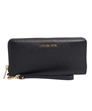 Diese elegante Geldbörse aus genarbtem Leder ist das ultimative Accessoire. Sie verfügt über ein spezielles Handyfach und mehrere Kartenfächer für eine einfache Organisation. Tragen Sie dieses Must-have jeden Tag bei sich, verstauen Sie es in einem Federmäppchen oder verwenden Sie es als Clutch.\n\n Details:\n - Reißverschluss.\n - Goldapplikationen.\n - Material: Genarbtes Leder.\n - Äußere Details: Armband.\n - Innenausstattung: 2 Geldscheinfächer, Reißverschlussfach, 16 Kartenfächer, 3 Fächer, 1 transparentes Ausweisfach\n - Abnehmbares Armband.\n\n Jede Accessoire-Kollektion von Michael Kors besticht durch ihre starke Identität und bietet einen frischen Mix aus zeitlosen Trends, Farben und Silhouetten – allesamt mit urbanem Stil und Charakter. Jede von Michael Kors entworfene Damenhandtasche ist ein erschwinglicher Luxus mit einem Hauch von modernem, unerwartetem und komfortablem Glamour und bietet für jeden Anlass das passende Modell.\n Maßnahmen: 21 cm (Breite) x 10,2 cm (Höhe) x 2,5 cm (Tiefe)\n Komposition: 100% Leder\n Pflege:\nMit einem weichen, trockenen Tuch reinigen.\n Kontakt mit Wasser und Scheuermitteln vermeiden.