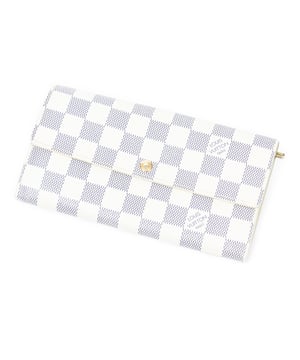 Louis Vuitton Accessoires Sarah 10  Portemonnee in de Ivoor Gecoat canvas in de Gouden Messing  hardware. Het product is in In Uitstekende Staat (A).
  19x10x1.5 cm 
  Inclusief accessoires: None
  Opmerkingen over de buitenkant: Krassen op hoeken
  BrandCo Paris vindt zeldzame artikelen in de beste staat voor ongelooflijke prijzen. Het is de moeite waard om geduldig te zijn! Koop met vertrouwen: alle artikelen van BrandCo Paris worden zorgvuldig geselecteerd en geverifieerd door ons team van experts.

  Alle artikelen worden geleverd met een certificaat van echtheid en verpakt door BrandCo Paris.

  Classificatietabel voor de conditie van het artikel:

  N (als nieuw)
  AA (perfecte staat)
  A (uitstekende staat)
  AB (zeer goede staat)
  B (goede/redelijke staat)