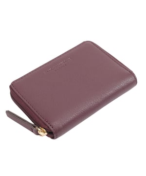 This sleek zipped soft leather cardholder is designed for effortless organization, featuring 12 durable plastic leaves to keep your cards secure and easily accessible. Crafted from premium leather, it offers a stylish yet practical solution for everyday use. Presented in a branded gift box, it makes a perfect gift for any occasion. D:1.5cm W:11cm H:8cm
