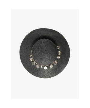 
De Guess Fedora Hoed in de kleur Zwart heeft een ketting met bedels in de kleur light gold. 

Afmetingen Maat S: 54 cm
Afmetingen Maat M: 55 cm
Afmetingen maat L: 56 cm