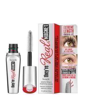 Erlebe die ultimativen wässrigen Wimpern mit der Benefit They're Real! Magnet Mascara. Diese innovative Mascara verfügt über einen maßgeschneiderten hybrid Bürste, die Faserborsten und einen feinzahnigen Kamm kombiniert, um beeindruckende +242 % mehr Volumen zu liefern, das den ganzen Tag hält. Genieße eine klumpenfreie und schuppenfreie Formel, die sich leicht aufbauen lässt und für einen atemberaubenden, angehobenen Look sorgt. Angereichert mit nährenden Inhaltsstoffen wie Lindenknospenextrakt und Rizinusöl fühlen sich deine Wimpern gepflegt an und sehen voller aus. Mit einer 24-Stunden-Haltbarkeit und einem federleichten Gefühl ist diese Mascara dein Favorit für definierte, flauschige Wimpern, die alle Blicke auf sich ziehen.