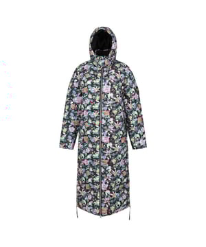 
100% Polyester. Vulling: imitatie dons, veervrij, gerecycled. Ontwerp: Geborduurde patch, Bloemen, Logo, Tekst. Stoftechnologie: DWR-afwerking, slijtvast. Halslijn: Kapitein. Mouwtype: Met lange mouwen. Zijnaden, Zijrits. Kapkenmerken: Trekkoord, Gegroeid op de kap. Lengte: Lange lijn. Zakken: 2 Onderzakken, Gewatteerd, Rits. Bevestiging: Knijper, ritssluiting. Duurzaamheid: Wreedheidvrij, gemaakt van gerecycleerde materialen.. 8 UK: 32 in. 10 VK: 34 in. 12 VK: 36 in. 14 VK: 38 in. 20 VK: 45 in. 18 VK: 43 in. 16 VK: 40 in.