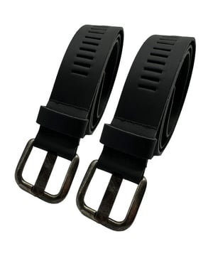 
<p>Deze mooie <strong>lederen riem</strong> van het merk <strong>ARIESZZZ</strong> heeft een nikkelvrije gesp en past altijd perfect omdat deze riem is voor zien van sleufjes zodat de <strong>riem</strong> altijd op de juiste maat is in te stellen waardoor deze altijd comfortabel zit en aanvoelt. Deze riemen van <strong>ARIESZZZ</strong> zijn geschikt voor zowel dames als heren.</p>

<p>Deze<strong> riem </strong>is niet in te korten en de <strong>riem</strong> is 4 cm breed.</p>

<ul>
	<li>Maat 95 (totale lengte 110 cm): Geschikt voor een omtrek van 91 tot 100 cm</li>
	<li>Maat 105 (totale lengte 120 cm): Geschikt voor een omtrek van 101 tot 110 cm</li>
	<li>Maat 115 (totale lengte 130 cm): Geschikt voor een omtrek van 111 tot 120 cm</li>
</ul>
