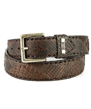 
Deze gave  uit de nieuwste collectie van Mayura Boots maken je gegarandeerd blij. Precies zoals je van Mayura Boots gewend bent. Nu beschikbaar bij V&D.
 riem gemaakt van echt slangenprint leder. Mooi bij een pak en altijd goed op jeans. De rand is afgewerkt met dik pekgaren. De gesp zit bevestigd met 4 drukkers, zodat je eenvoudig van gesp of buckle kan wisselen.<br> <br> <strong>Hoe weet ik welke maat riem ik moet kiezen?</strong> <br> Meet je taille voor de maat. Voor advies over de maat<strong>: zie de maattabel in de foto's.</strong> <br> De maat van een Mayura riem wordt gemeten van de bovenkant van de gesp tot het middelste gaatje van de 5 gaatjes. De afstand tussen de gaatjes is 2,5 cm. Het stuk leer na het middelste gat tot aan de punt is ongeveer 15 cm. <br> Meet de bovenkant van uw broek waarop je de riem wilt dragen, zodat je gemakkelijk kunt schatten hoeveel de riem zal kruisen. Of het een high-waisted of een hipster is, kan een verschil maken voor de lengte van de riem. Een Mayura riem is een sieraad om je middel. <br> <br> <strong>Kleur:</strong> <br> Het kenmerk van handwerk is dat er altijd kleine verschillen zijn. Er zijn geen twee laarzen of riemen precies hetzelfde. We verkopen leer en dat heeft de charme van kleine variaties, daaraan herken je de echtheid van leer. Kleur weergave is mede afhankelijk van jouw persoonlijke scherminstellingen <br> <br> <strong>Materiaal:</strong> <br> Mayura gebruikt voor de riemen, net als voor de laarzen, alleen de allerbeste leersoorten. Mayura riemen worden grotendeels met de hand gemaakt door zeer ervaren vakmensen. Duidelijk zie je de invloed van de cowboy- en westernkleding terug in de fraaie details. Mayura riemen zijn van een hoge kwaliteit en daar heb je dus lang plezier van. <br> <br> <strong>Afmetingen: </strong>Deze Mayura riem is 4 cm breed. <br> <br> <img src="https://www.mooileer.nl/Files/2/30000/30789/FileBrowser/plaatjes/mayura-logo.png"> <p>  </p>
