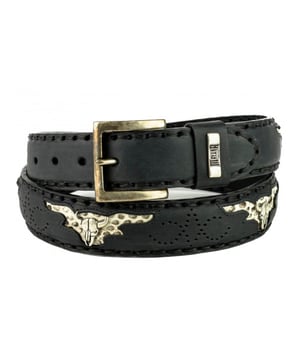 
 Deze topper uit de laatste collectie van Mayura Boots mag je niet missen   Gegarandeerde blikvanger maar op=op  Even geen geld? Betaal eenvoudig achteraf
Mayura Riem 1322 Zwart Skull Conchos Naturel slangenprint 4cm Breed Verwisselbare Gesp<br><br>Stoere riem van rundleder met conchos van een stierenkop op een uitgesneden achtergrond van slangenprintleer. De rand is afgewerkt met dik pekgaren. De gesp zit bevestigd met 4 drukkers, zodat je eenvoudig van gesp of buckle kan wisselen.<br> <br> <strong>Hoe weet ik welke maat riem ik moet kiezen?</strong> <br> Meet je taille voor de maat. Voor advies over de maat<strong>: zie de maattabel in de foto's.</strong> <br> De maat van een Mayura riem wordt gemeten van de bovenkant van de gesp tot het middelste gaatje van de 5 gaatjes. De afstand tussen de gaatjes is 2,5 cm. Het stuk leer na het middelste gat tot aan de punt is ongeveer 15 cm. <br> Meet de bovenkant van uw broek waarop je de riem wilt dragen, zodat je gemakkelijk kunt schatten hoeveel de riem zal kruisen. Of het een high-waisted of een hipster is, kan een verschil maken voor de lengte van de riem. Een Mayura riem is een sieraad om je middel. <br> <br> <strong>Kleur:</strong> <br> Het kenmerk van handwerk is dat er altijd kleine verschillen zijn. Er zijn geen twee laarzen of riemen precies hetzelfde. We verkopen leer en dat heeft de charme van kleine variaties, daaraan herken je de echtheid van leer. Kleur weergave is mede afhankelijk van jouw persoonlijke scherminstellingen <br> <br> <strong>Materiaal:</strong> <br> Mayura gebruikt voor de riemen, net als voor de laarzen, alleen de allerbeste leersoorten. Mayura riemen worden grotendeels met de hand gemaakt door zeer ervaren vakmensen. Duidelijk zie je de invloed van de cowboy- en westernkleding terug in de fraaie details. Mayura riemen zijn van een hoge kwaliteit en daar heb je dus lang plezier van. <br> <br> <strong>Afmetingen: </strong>Deze Mayura riem is 4 cm breed. <br> <br> <img src="https://www.mooileer.nl/Files/2/30000/30789/FileBrowser/plaatjes/mayura-logo.png"> <p>  </p>