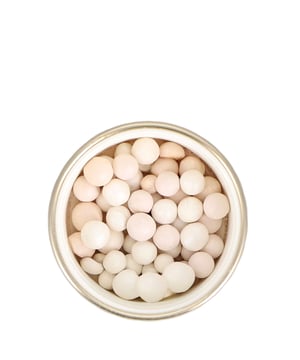 Entdecken Sie die Magie der Guerlain Météorites Lichtrevealing Perlenpuder, entwickelt, um Ihre Makeup-Routine zu perfektionieren. Dieses innovative Puder fixiert nicht nur Ihr Make-up wunderschön, sondern korrigiert auch die Farben und mattiert für beeindruckende 8 Stunden. Angereichert mit Perlmutt gleitet es nahtlos auf die Haut und verleiht ihr einen strahlenden, natürlichen Glanz. Ideal für Frauen, die ein makelloses Finish anstreben, ist dieses Produkt ein Muss für jede Beauty-Enthusiastin. Erleben Sie die transformative Kraft der charakteristischen Formel von Guerlain und heben Sie Ihr Make-up-Spiel noch heute auf die nächste Stufe.