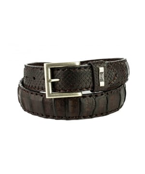 
Maak nu de blits met dit topitem van de nieuwe collectie van Mayura Boots. Helemaal van deze tijd en makkelijk te combineren.
Mayura Riem 214 Kastanje Bruin Krokodil slangenprint 4cm Breed Verwisselbare Gesp<br><br>Wat deze Mayura riem zo speciaal maakt is de combinatie van krokoprint leer met slangenprint leer. De rand is afgewerkt met dik pekgaren. De gesp zit bevestigd met 4 drukkers, zodat je eenvoudig van gesp of buckle kan wisselen.<br> <br> <strong>Hoe weet ik welke maat riem ik moet kiezen?</strong> <br> Meet je taille voor de maat. Voor advies over de maat<strong>: zie de maattabel in de foto's.</strong> <br> De maat van een Mayura riem wordt gemeten van de bovenkant van de gesp tot het middelste gaatje van de 5 gaatjes. De afstand tussen de gaatjes is 2,5 cm. Het stuk leer na het middelste gat tot aan de punt is ongeveer 15 cm. <br> Meet de bovenkant van uw broek waarop je de riem wilt dragen, zodat je gemakkelijk kunt schatten hoeveel de riem zal kruisen. Of het een high-waisted of een hipster is, kan een verschil maken voor de lengte van de riem. Een Mayura riem is een sieraad om je middel. <br> <br> <strong>Kleur:</strong> <br> Het kenmerk van handwerk is dat er altijd kleine verschillen zijn. Er zijn geen twee laarzen of riemen precies hetzelfde. We verkopen leer en dat heeft de charme van kleine variaties, daaraan herken je de echtheid van leer. Kleur weergave is mede afhankelijk van jouw persoonlijke scherminstellingen <br> <br> <strong>Materiaal:</strong> <br> Mayura gebruikt voor de riemen, net als voor de laarzen, alleen de allerbeste leersoorten. Mayura riemen worden grotendeels met de hand gemaakt door zeer ervaren vakmensen. Duidelijk zie je de invloed van de cowboy- en westernkleding terug in de fraaie details. Mayura riemen zijn van een hoge kwaliteit en daar heb je dus lang plezier van. <br> <br> <strong>Afmetingen: </strong>Deze Mayura riem is 4 cm breed. <br> <br> <img src="https://www.mooileer.nl/Files/2/30000/30789/FileBrowser/plaatjes/mayura-logo.png"> <p>  </p>
