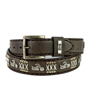 
 Deze topper uit de laatste collectie van Mayura Boots mag je niet missen   Gegarandeerde blikvanger maar op=op  Even geen geld? Betaal eenvoudig achteraf
Mayura Riem 658 Kastanje Bruin Chopper Conchos Metaal Kruisen 4cm Breed Verwisselbare Gesp<br><br>Hier wordt je als motorrijder toch blij van? Cowboy-biker riem, versierd met chopper conchos, X- kruizen en sierstiksel. De rand is afgewerkt met dik pekgaren. De gesp zit bevestigd met 4 drukkers, zodat je eenvoudig van gesp of buckle kan wisselen.<br> <br> <strong>Hoe weet ik welke maat riem ik moet kiezen?</strong> <br> Meet je taille voor de maat. Voor advies over de maat<strong>: zie de maattabel in de foto's.</strong> <br> De maat van een Mayura riem wordt gemeten van de bovenkant van de gesp tot het middelste gaatje van de 5 gaatjes. De afstand tussen de gaatjes is 2,5 cm. Het stuk leer na het middelste gat tot aan de punt is ongeveer 15 cm. <br> Meet de bovenkant van uw broek waarop je de riem wilt dragen, zodat je gemakkelijk kunt schatten hoeveel de riem zal kruisen. Of het een high-waisted of een hipster is, kan een verschil maken voor de lengte van de riem. Een Mayura riem is een sieraad om je middel. <br> <br> <strong>Kleur:</strong> <br> Het kenmerk van handwerk is dat er altijd kleine verschillen zijn. Er zijn geen twee laarzen of riemen precies hetzelfde. We verkopen leer en dat heeft de charme van kleine variaties, daaraan herken je de echtheid van leer. Kleur weergave is mede afhankelijk van jouw persoonlijke scherminstellingen <br> <br> <strong>Materiaal:</strong> <br> Mayura gebruikt voor de riemen, net als voor de laarzen, alleen de allerbeste leersoorten. Mayura riemen worden grotendeels met de hand gemaakt door zeer ervaren vakmensen. Duidelijk zie je de invloed van de cowboy- en westernkleding terug in de fraaie details. Mayura riemen zijn van een hoge kwaliteit en daar heb je dus lang plezier van. <br> <br> <strong>Afmetingen: </strong>Deze Mayura riem is 4 cm breed. <br> <br> <img src="https://www.mooileer.nl/Files/2/30000/30789/FileBrowser/plaatjes/mayura-logo.png"> <p>  </p>