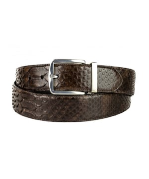 
Een van de hardlopers uit de nieuwe collectie van Mayura Boots uit onze  categorie. Deze kun je niet laten lopen!
Deze Mayura riemen zijn een sieraad om je middel.  riem van 35mm breed en handgemaakt uit slangenprint. Gemaakt in veel verschillende kleuren, om mooi bij je cowboy laarzen te passen. De gesp zit bevestigd met 4 drukkers, zodat je eenvoudig van gesp of buckle kan wisselen.<br> <br> <strong>Hoe weet ik welke maat riem ik moet kiezen?</strong> <br> Meet je taille voor de maat. Voor advies over de maat<strong>: zie de maattabel in de foto's.</strong> <br> De maat van een Mayura riem wordt gemeten van de bovenkant van de gesp tot het middelste gaatje van de 5 gaatjes. De afstand tussen de gaatjes is 2,5 cm. Het stuk leer na het middelste gat tot aan de punt is ongeveer 15 cm. <br> Meet de bovenkant van uw broek waarop je de riem wilt dragen, zodat je gemakkelijk kunt schatten hoeveel de riem zal kruisen. Of het een high-waisted of een hipster is, kan een verschil maken voor de lengte van de riem. Een Mayura riem is een sieraad om je middel. <br> <br> <strong>Kleur:</strong> <br> Het kenmerk van handwerk is dat er altijd kleine verschillen zijn. Er zijn geen twee laarzen of riemen precies hetzelfde. We verkopen leer en dat heeft de charme van kleine variaties, daaraan herken je de echtheid van leer. Kleur weergave is mede afhankelijk van jouw persoonlijke scherminstellingen <br> <br> <strong>Materiaal:</strong> <br> Mayura gebruikt voor de riemen, net als voor de laarzen, alleen de allerbeste leersoorten. Mayura riemen worden grotendeels met de hand gemaakt door zeer ervaren vakmensen. Duidelijk zie je de invloed van de cowboy- en westernkleding terug in de fraaie details. Mayura riemen zijn van een hoge kwaliteit en daar heb je dus lang plezier van. <br> <br> <strong>Afmetingen: </strong>Deze Mayura riem is 4 cm breed. <br> <br> <img src="https://www.mooileer.nl/Files/2/30000/30789/FileBrowser/plaatjes/mayura-logo.png"> <p>  </p>