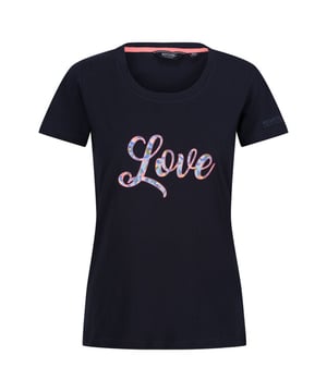 
100% Katoen. Stof: Coolweave, Jersey, Zachte aanraking. Ontwerp: Grafische druk, Tekst. Hals: Crew Neck. Mouwtype: Korte mouwen. Stoftechnologie: Ademend. 160 g/m². Duurzaamheid: Duurzame materialen. 8 UK: 32 in. 10 VK: 34 in. 12 VK: 36 in. 14 VK: 38 in. 20 VK: 44 in. 22 VK: 48 in. 24 VK: 50 in. 26 UK: 52 in. 18 VK: 43 in. 16 VK: 40 in.