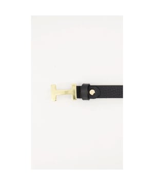 
Op zoek naar een stijlvolle en tijdloze riem die je look compleet maakt? De Hera Riem Small Zwart is precies wat je nodig hebt! Deze smalle leren riem is een must-have accessoire voor elke garderobe. Of je nu je favoriete jeans wilt accentueren of een jurk wat extra vorm wilt geven, de Hera riem zorgt voor een elegante finishing touch.

 De Hera Riem is gemaakt van genuine leer en is 2 cm breed. De riem heeft een goudkleurige gesp. De riem is in te korten door middel van een schroef op de kop.
