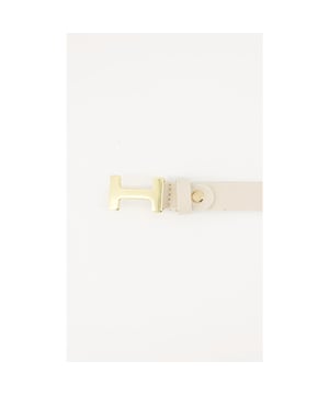 
De Hera Riem Small Beige is een must-have accessoire voor elke modebewuste vrouw. Deze stijlvolle riem in een zachte beige tint voegt een verfijnde touch toe aan je outfit en is perfect voor zowel casual als formele looks. Of je nu een jurk, rok of jeans draagt, de Hera riem zorgt voor een mooie afwerking van je ensemble.

 Kenmerken van de Hera Riem Small Beige:

  
 * Hoogwaardig materiaal: Gemaakt van premium kwaliteit leer, biedt deze riem niet alleen een luxe uitstraling, maar ook langdurige duurzaamheid voor dagelijks gebruik. 
 * Verfijnde beige kleur: De neutrale beige kleur maakt het eenvoudig om de riem te combineren met diverse outfits en kleuren, waardoor hij een veelzijdige aanvulling is op je garderobe. 
 * Verstelbaar ontwerp: De Hera Riem is voorzien van een verstelbare sluiting, zodat je altijd de perfecte pasvorm kunt creëren. Dit zorgt voor optimaal comfort en een