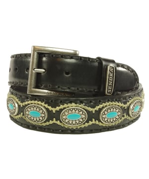 
Sendra Riem 7605 Zwart Dames Heren Riem Cowboy Western Ibiza Bohemian 4cm Brede Jeans Broekriem Concho's Turquiose Verwisselbare Gesp<br><br>Stoere Sendra riem met veel concho's. Turquiose(imitatie) inleg op de zilverkleurig concho's  die met veel te combineren is. Maak je perfecte jeanslook af met deze cowboyriem.<br>
<br>
<strong>Hoe weet ik welke riem maat ik moet kiezen?</strong><br>
Meet je broekband voor de maat. Voor maatadvies: <strong>kijk op de maattabel in de foto's</strong><br>
De maat van een Sendra riem wordt gemeten vanaf de bovenkant van de gesp tot aan het middelste gaatje van de 5 gaatjes. De afstand tussen de gaatjes is 2,5 cm. Het stuk leer na het middelste gaatje tot de punt is ongeveer 15 cm.<br>
Meet de bovenkant van je broek waarop je de riem wilt dragen, dan kan je goed inschatten hoeveel de riem oversteekt.<br>
Of het een hoog model taillebroek is of juist een heupbroek kan voor de lengte van de riem wel enig verschil maken.<br>
<br>
<strong>Een Sendra riem is een sieraad om je middel.</strong><br>
Sendra gebruikt voor de riemen, net als voor de laarzen, alleen de allerbeste leersoorten. Sendra riemen worden grotendeels met de hand gemaakt door zeer ervaren vakmensen. Duidelijk zie je de invloed van de cowboy- en westernkleding terug in de fraaie details. Sendra riemen zijn van een hoge kwaliteit en daar heb je dus lang plezier van.<br>
<br>
<strong>Kleur en Materiaal:</strong><br>
Het kenmerk van handwerk is dat er altijd kleine verschillen zijn. Er zijn geen twee laarzen of riemen precies hetzelfde.<br>
We verkopen leer en dat heeft de charme van kleine variaties, daaraan herken je de echtheid van leer.<br>
De laarzen en riemen worden door Sendra Boots vaak behandeld met een dun laagje olie. Daardoor kan het leer van je nieuwe laars of riem donkerder zijn. Dit verdwijnt in het dragen. Wil je direct de uiteindelijke kleur te zien, kan je het leer een beetje buigen. Als je de laarzen of riemen poetst worden ze weer wat donkerder.<br>
Kleur weergave is mede afhankelijk van jouw persoonlijke scherminstellingen. <br>
<br>
<strong>Afmetingen:</strong><br>
Deze Sendra riem is 4 cm breed. De gesp zit bevestigd met 4 drukkers, zodat je eenvoudig van gesp of buckle kan wisselen.<<br>
<br>
<img alt="" src="https://www.mooileer.nl/Files/2/30000/30789/FileBrowser/plaatjes/sendra-logo.png"><br>