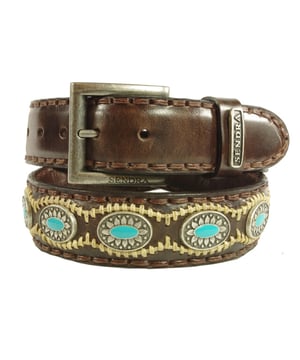 
Sendra Riem 7605 Bruin Dames Heren Riem Cowboy Western Ibiza Bohemian 4cm Brede Jeans Broekriem Concho's Turquiose Verwisselbare Gesp<br><br>Stoere Sendra riem met veel concho's. Turquiose inleg opde zilverkleurig concho's  die met veel te combineren is. Maak je perfecte jeanslook af met deze cowboyriem.<br>
<br>
<strong>Hoe weet ik welke riem maat ik moet kiezen?</strong><br>
Meet je broekband voor de maat. Voor maatadvies: <strong>kijk op de maattabel in de foto's</strong><br>
De maat van een Sendra riem wordt gemeten vanaf de bovenkant van de gesp tot aan het middelste gaatje van de 5 gaatjes. De afstand tussen de gaatjes is 2,5 cm. Het stuk leer na het middelste gaatje tot de punt is ongeveer 15 cm.<br>
Meet de bovenkant van je broek waarop je de riem wilt dragen, dan kan je goed inschatten hoeveel de riem oversteekt.<br>
Of het een hoog model taillebroek is of juist een heupbroek kan voor de lengte van de riem wel enig verschil maken.<br>
<br>
<strong>Een Sendra riem is een sieraad om je middel.</strong><br>
Sendra gebruikt voor de riemen, net als voor de laarzen, alleen de allerbeste leersoorten. Sendra riemen worden grotendeels met de hand gemaakt door zeer ervaren vakmensen. Duidelijk zie je de invloed van de cowboy- en westernkleding terug in de fraaie details. Sendra riemen zijn van een hoge kwaliteit en daar heb je dus lang plezier van.<br>
<br>
<strong>Kleur en Materiaal:</strong><br>
Het kenmerk van handwerk is dat er altijd kleine verschillen zijn. Er zijn geen twee laarzen of riemen precies hetzelfde.<br>
We verkopen leer en dat heeft de charme van kleine variaties, daaraan herken je de echtheid van leer.<br>
De laarzen en riemen worden door Sendra Boots vaak behandeld met een dun laagje olie. Daardoor kan het leer van je nieuwe laars of riem donkerder zijn. Dit verdwijnt in het dragen. Wil je direct de uiteindelijke kleur te zien, kan je het leer een beetje buigen. Als je de laarzen of riemen poetst worden ze weer wat donkerder.<br>
Kleur weergave is mede afhankelijk van jouw persoonlijke scherminstellingen. <br>
<br>
<strong>Afmetingen:</strong><br>
Deze Sendra riem is 4 cm breed. De gesp zit bevestigd met 4 drukkers, zodat je eenvoudig van gesp of buckle kan wisselen.<br>
<br>
<img alt="" src="https://www.mooileer.nl/Files/2/30000/30789/FileBrowser/plaatjes/sendra-logo.png"><br>