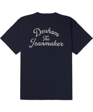 
Ontdek het ultieme comfort en stijl met het Denham Arch Tee SCJ. Dit veelzijdige t-shirt combineert de zachtheid van hoogwaardig katoen met een tijdloze blauwe kleur. De normale pasvorm zorgt ervoor dat het t-shirt perfect aansluit, zonder in te boeten op bewegingsvrijheid. Dankzij de ronde hals en elegante print straal je elke dag zelfvertrouwen uit. Het subtiele Denham-logo op de borst en de originele print op de rug geven een unieke twist aan dit klassieke kledingstuk. Voel je energiek en zelfverzekerd in een outfit die zowel luxe als casual uitstraalt. Omarm de hoogwaardige kwaliteit van Denham en kies voor een t-shirt dat lang meegaat. Ideaal voor elke gelegenheid waarbij stijl en comfort samenkomen. Een absolute must-have voor de moderne man.